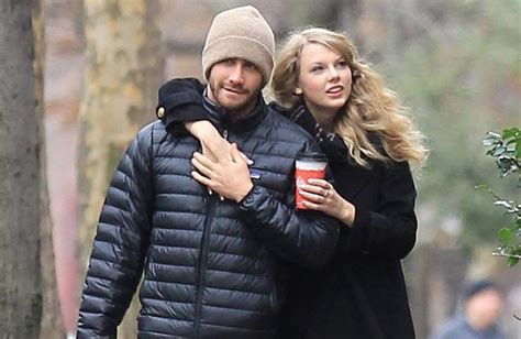Nov 16, 2021 · Taylor Swift and Jake Gyllenhaal dated over a decade ago, but fans have been talking about their relationship again since Swift released a new version of her 2012 song “All Too Well.” The song ... 